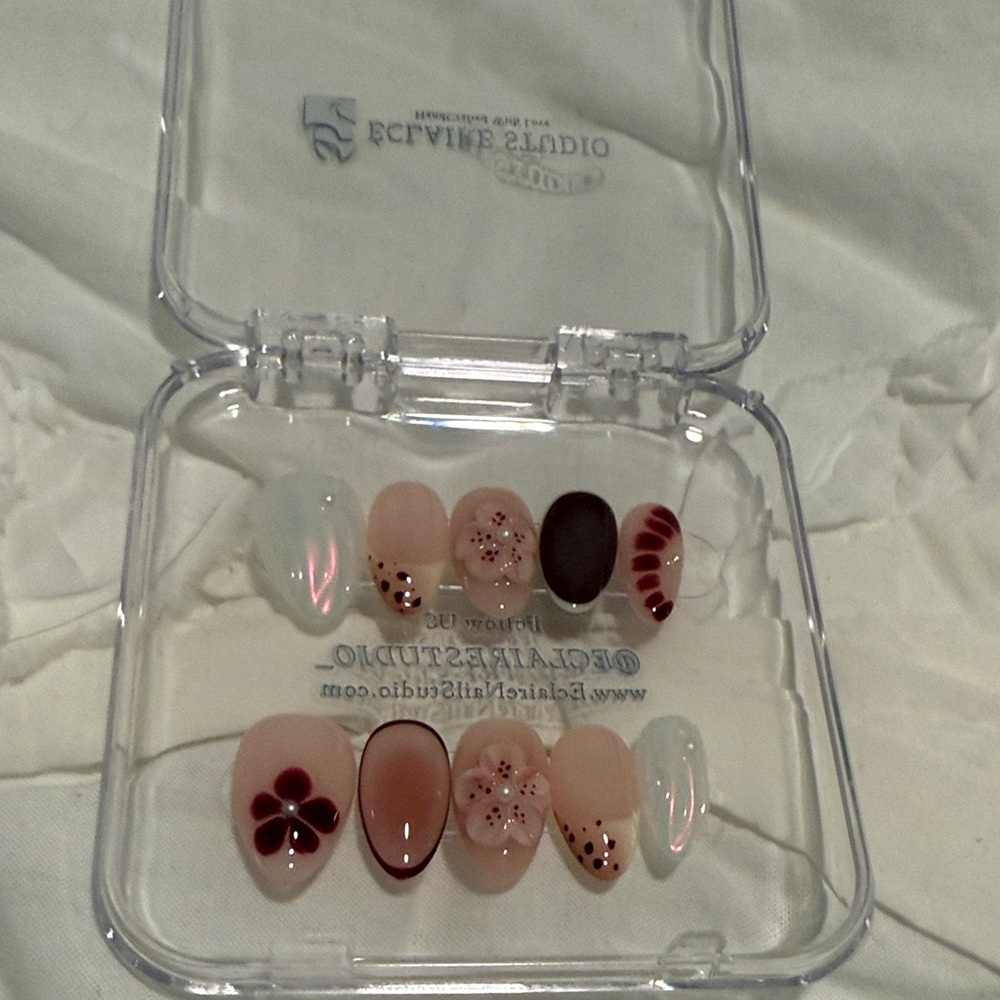 Elegant Floral Press-On Nails Set
